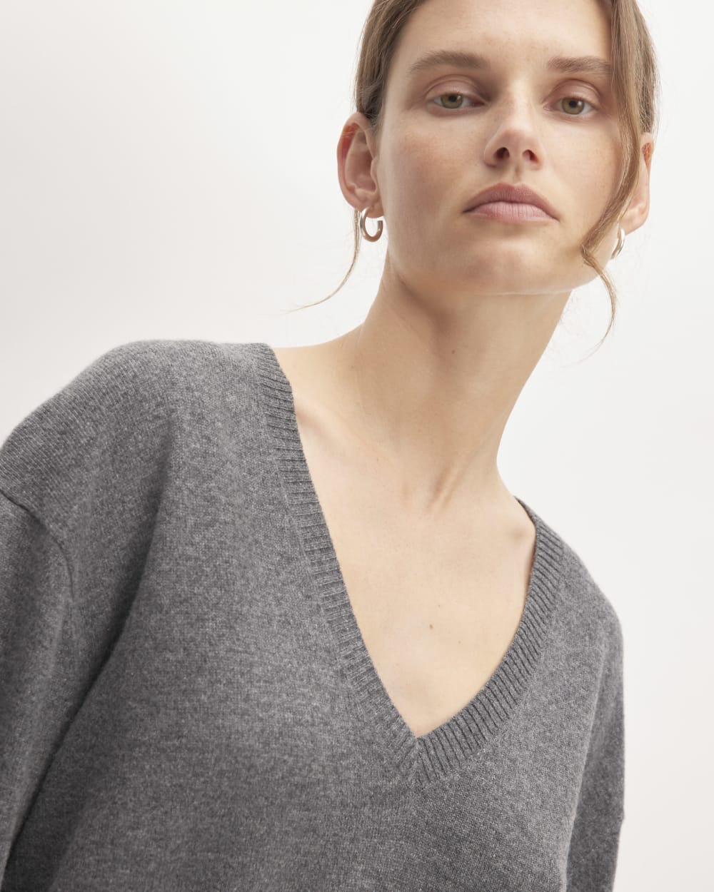 The Classic V in Cashmere | Heather Charcoal – Everlane