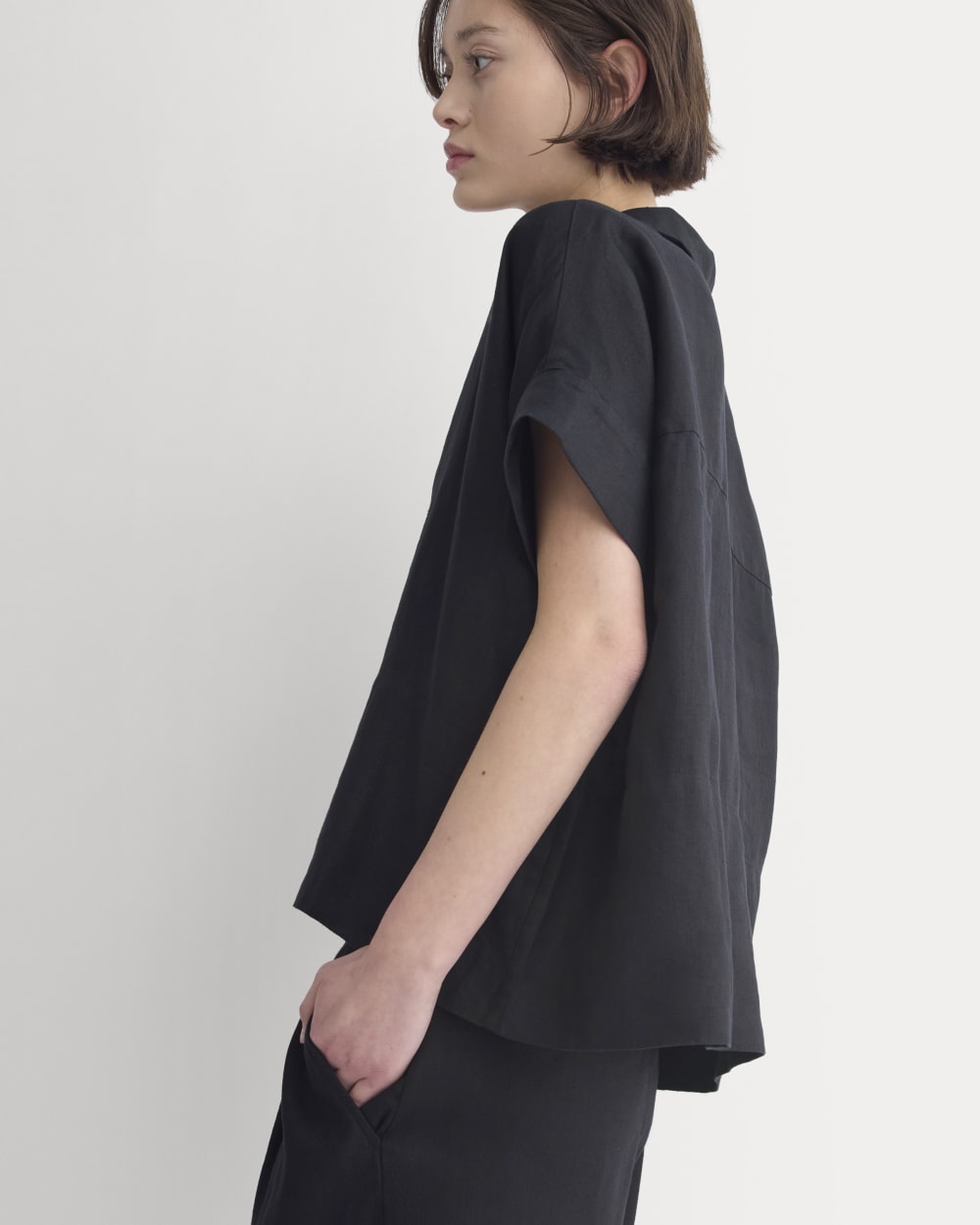 womens-the-boxy-shirt-in-linen-black