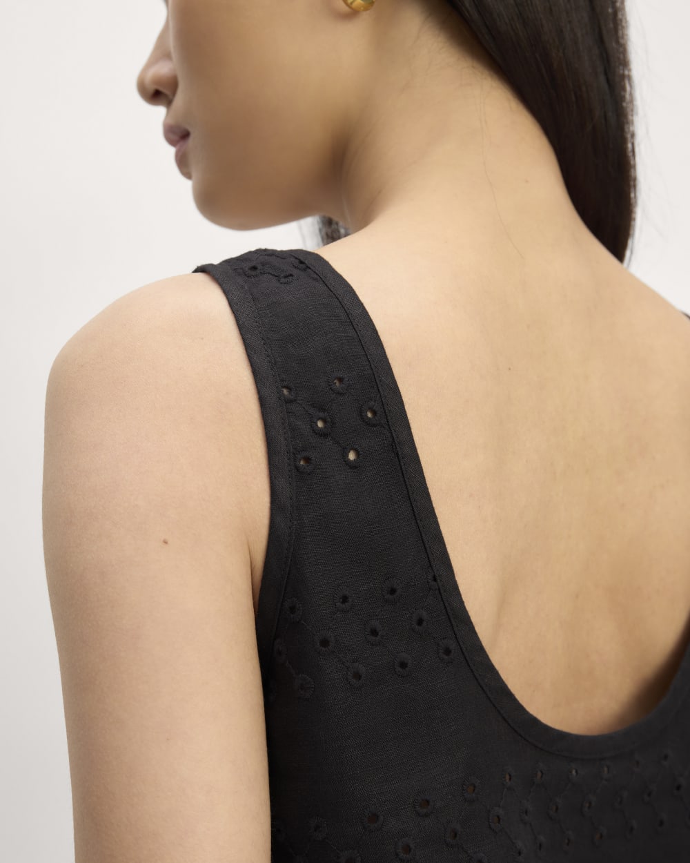The Linen Eyelet Scoop-Neck Tank | Black Eyelet – Everlane