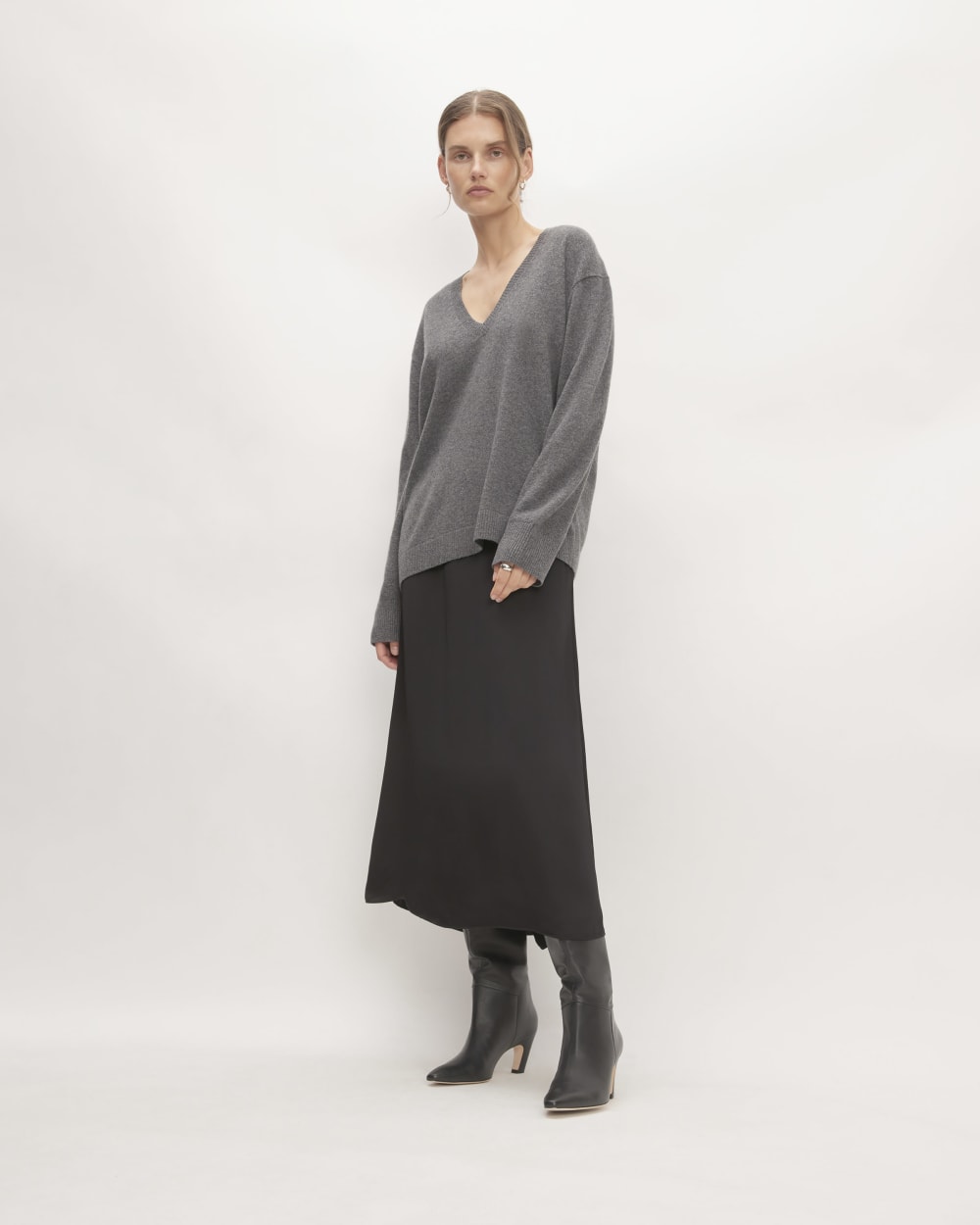 The Classic V in Cashmere | Heather Charcoal – Everlane