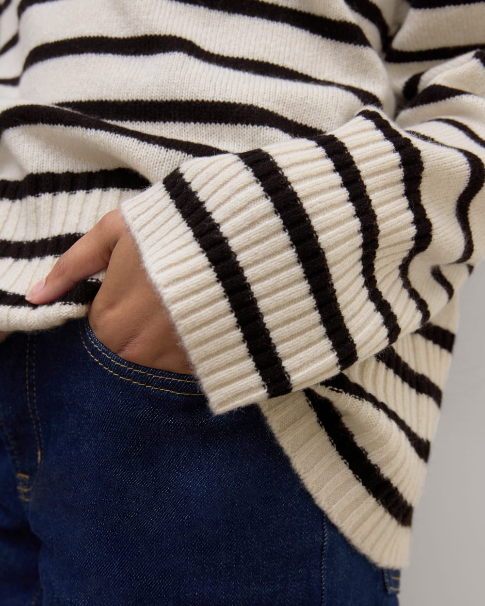 womens-cashmere-boxy-turtleneck-sweater-bone-black