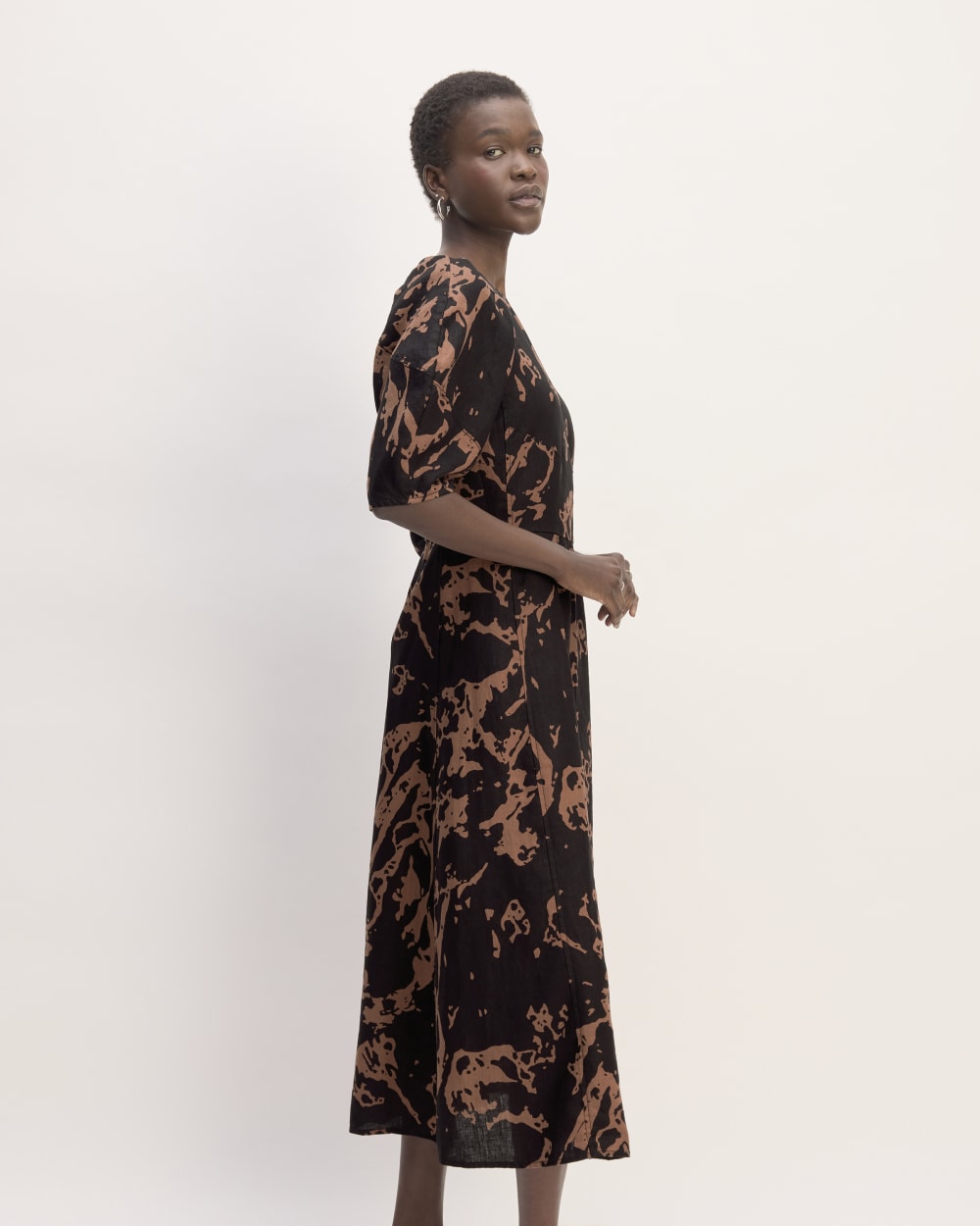 The Linen Short-Sleeve Scoop Midi Dress | Carob Brown Abstract Everlane The Linen Short-Sleeve Scoop Midi Dress | Carob Brown Abstract Everlane