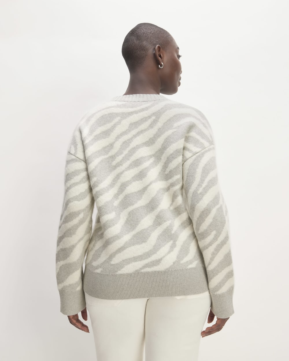 The Alpaca Tiger Jacquard Crewneck | Heathered Grey / Snow – Everlane
