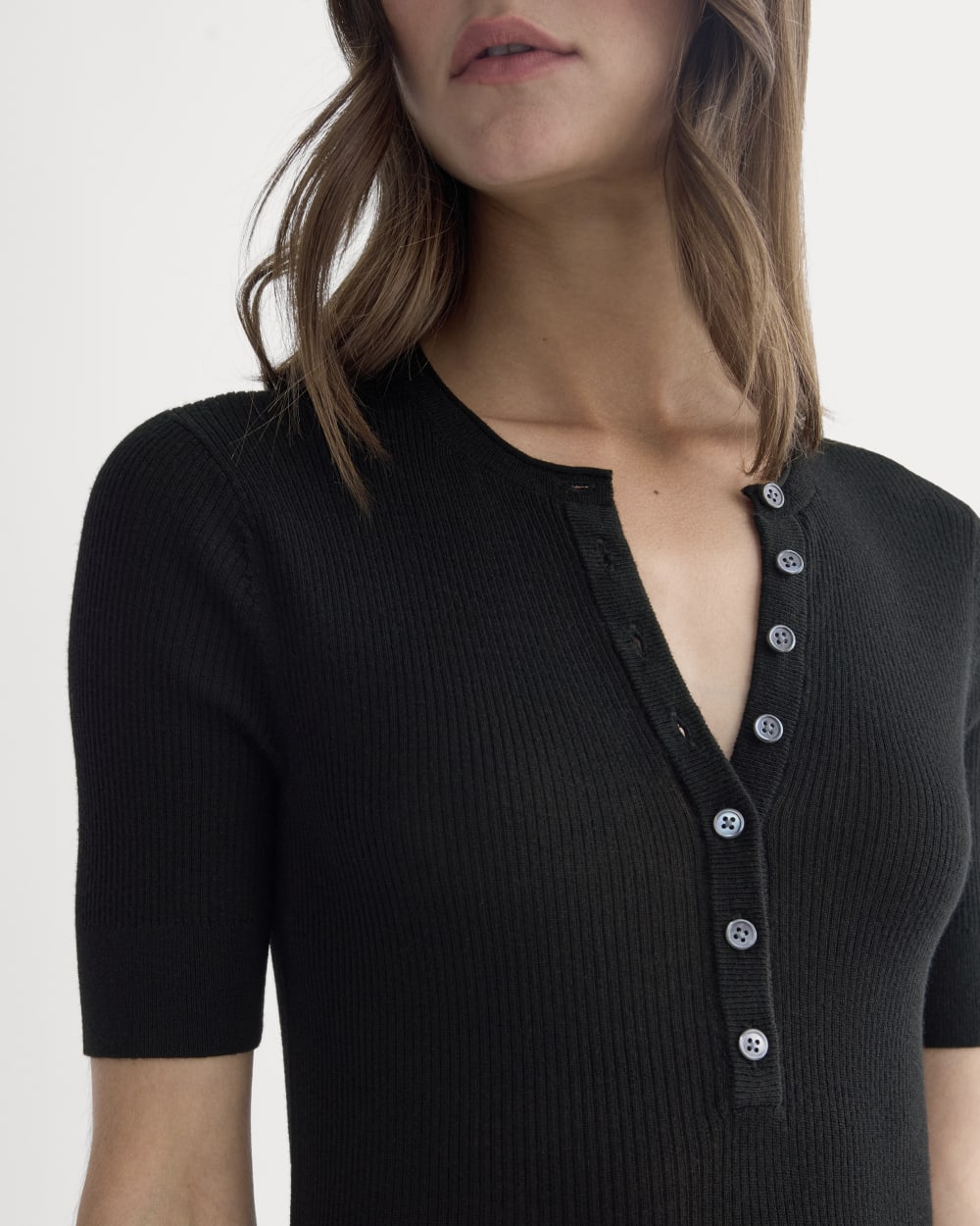The Short-Sleeve Henley in Ultrasoft Merino | Black – Everlane