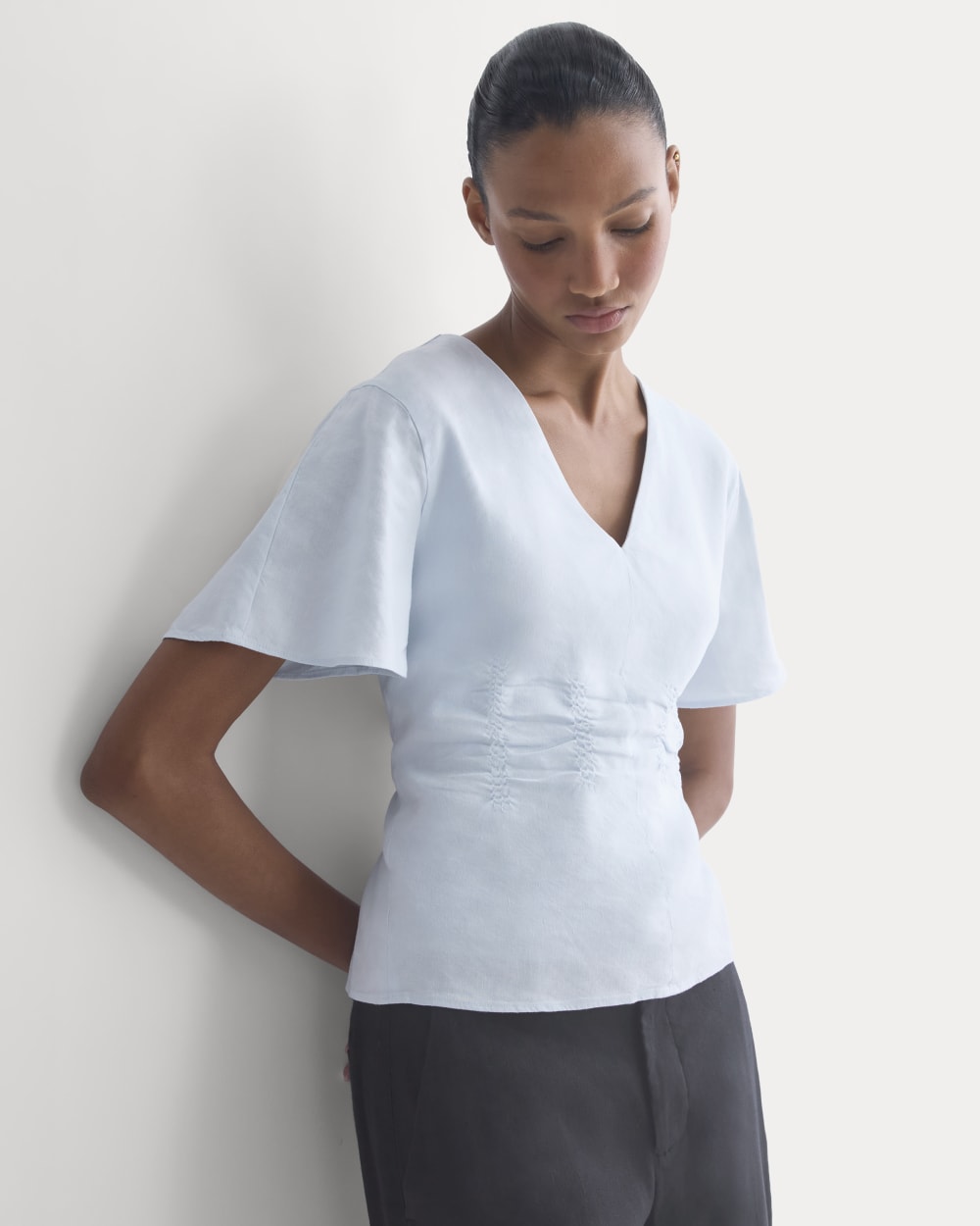 womens-cinched-top-in-stretch-linen-skywriting | primary
