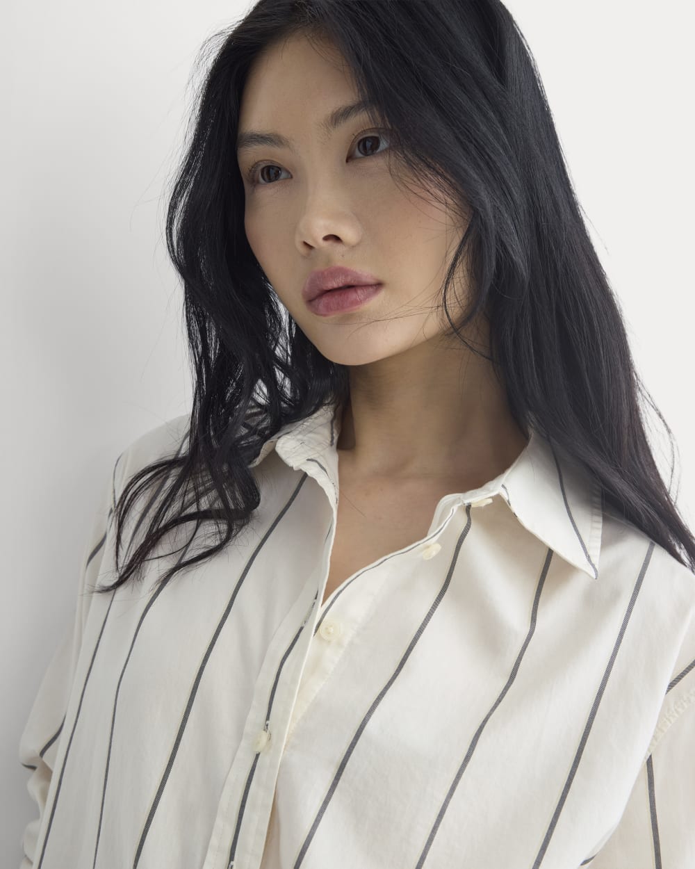 womens-everyday-shirt-in-silky-cotton-gardenia-meteorite