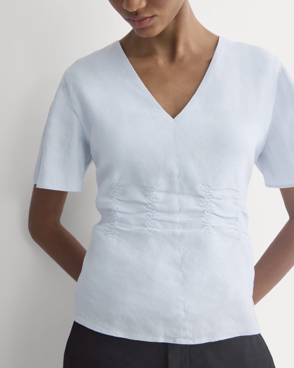 womens-cinched-top-in-stretch-linen-skywriting