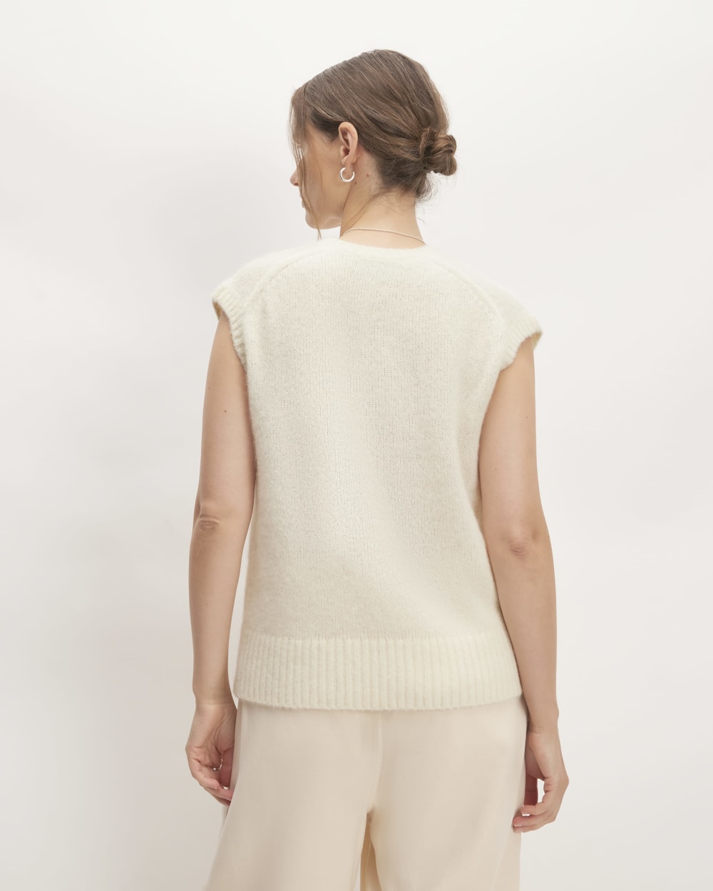 エヴァムエヴァ　alpaca wool vest [antique white] The Alpaca V-Neck Vest | Snow – Everlane