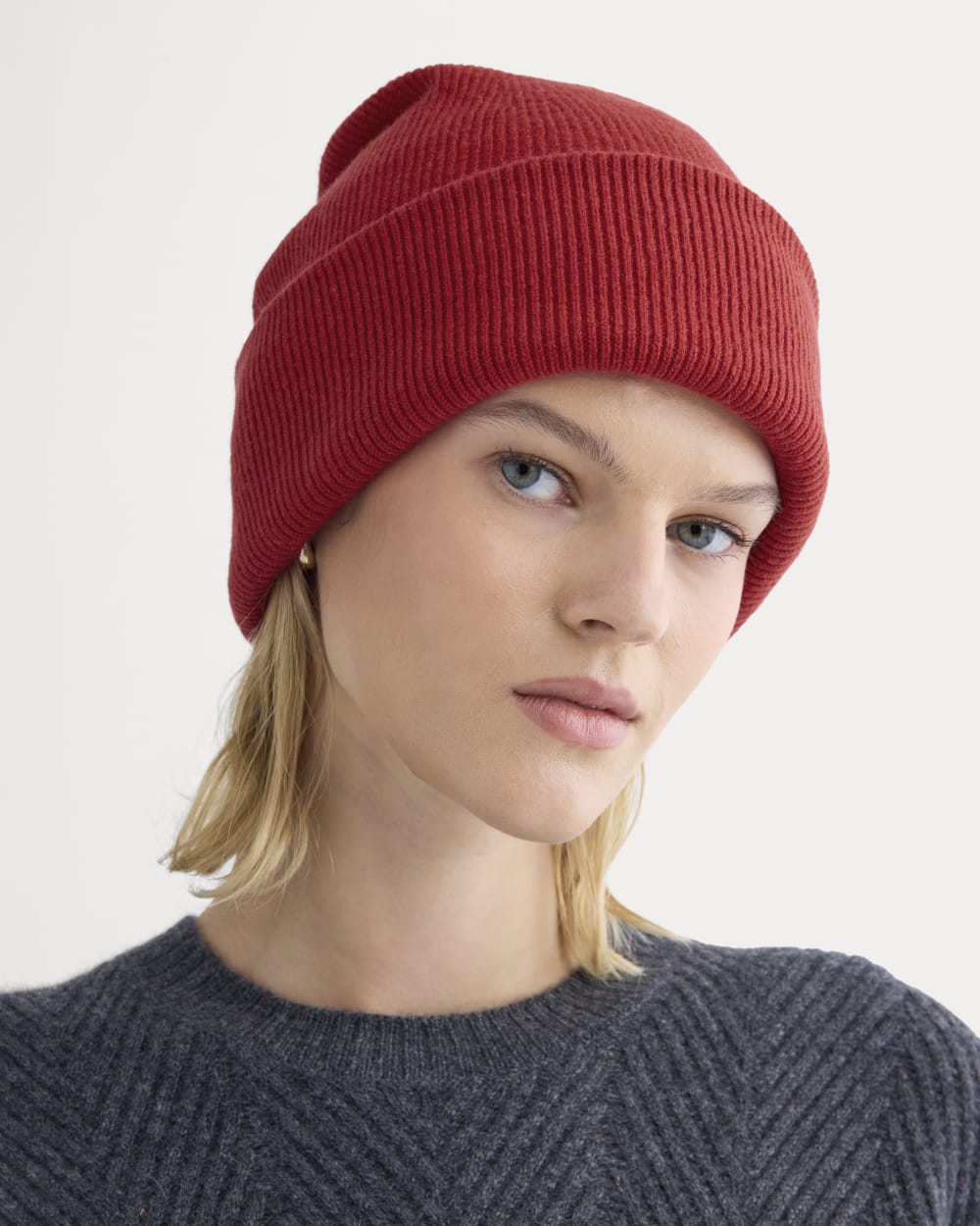 womens-gifting-beanie-berry-red | alt