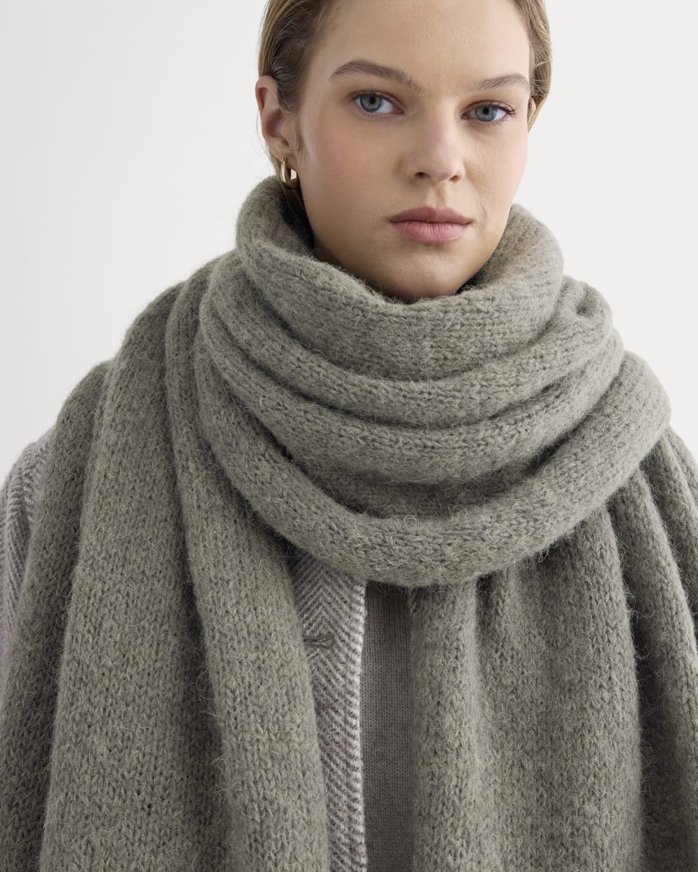 womens-plush-alpaca-scarf-midgrey-bone | alt