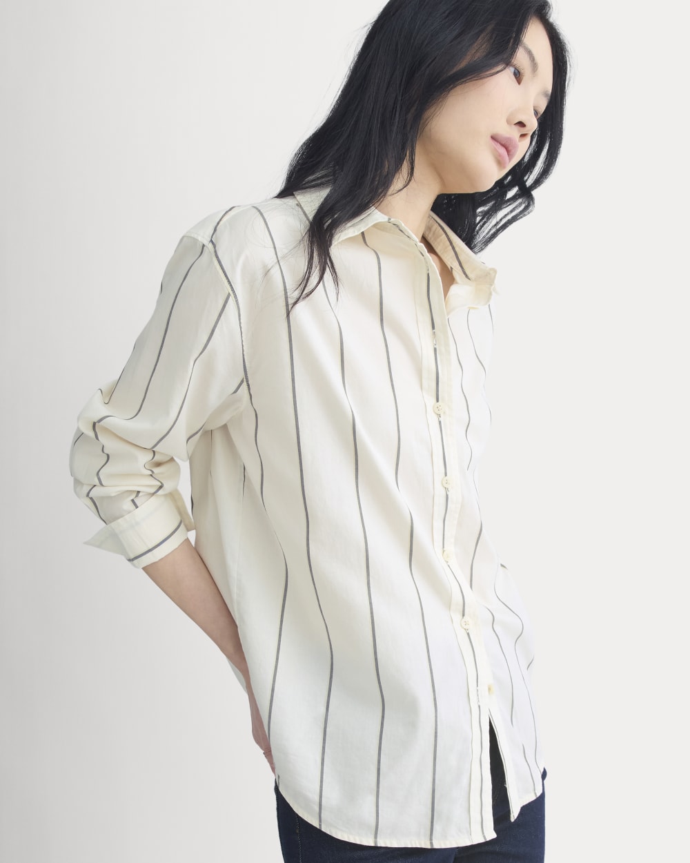womens-everyday-shirt-in-silky-cotton-gardenia-meteorite | primary