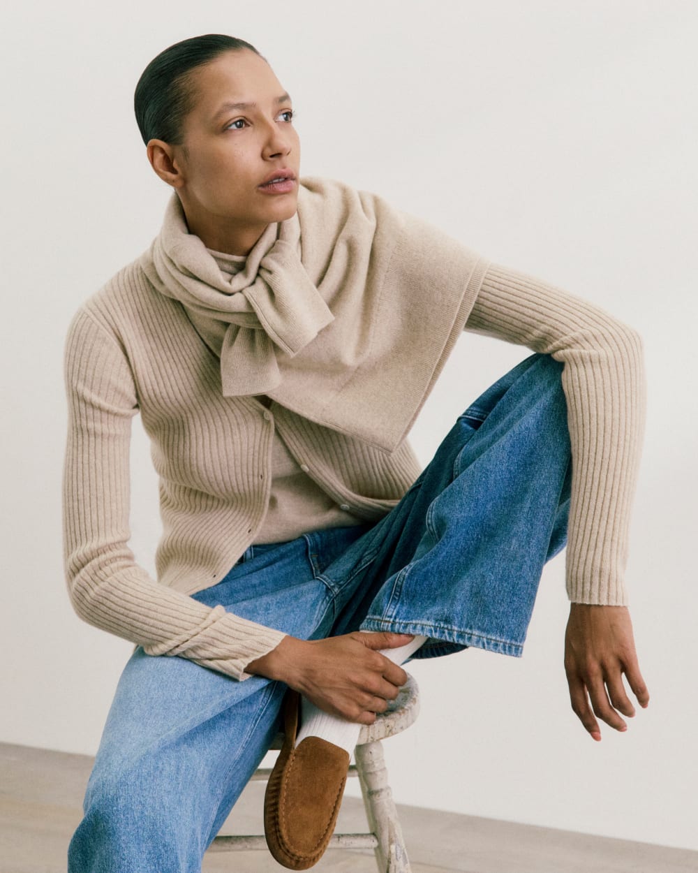 womens-cashmere-slim-crew-sweater-heather-light-camel | editorial