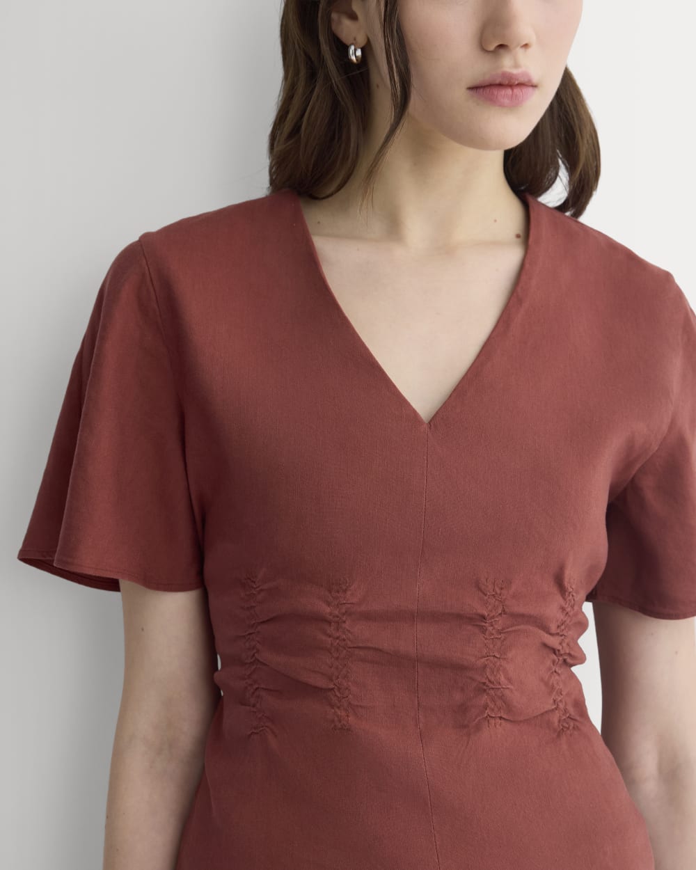 womens-cinched-top-in-stretch-linen-henna-red