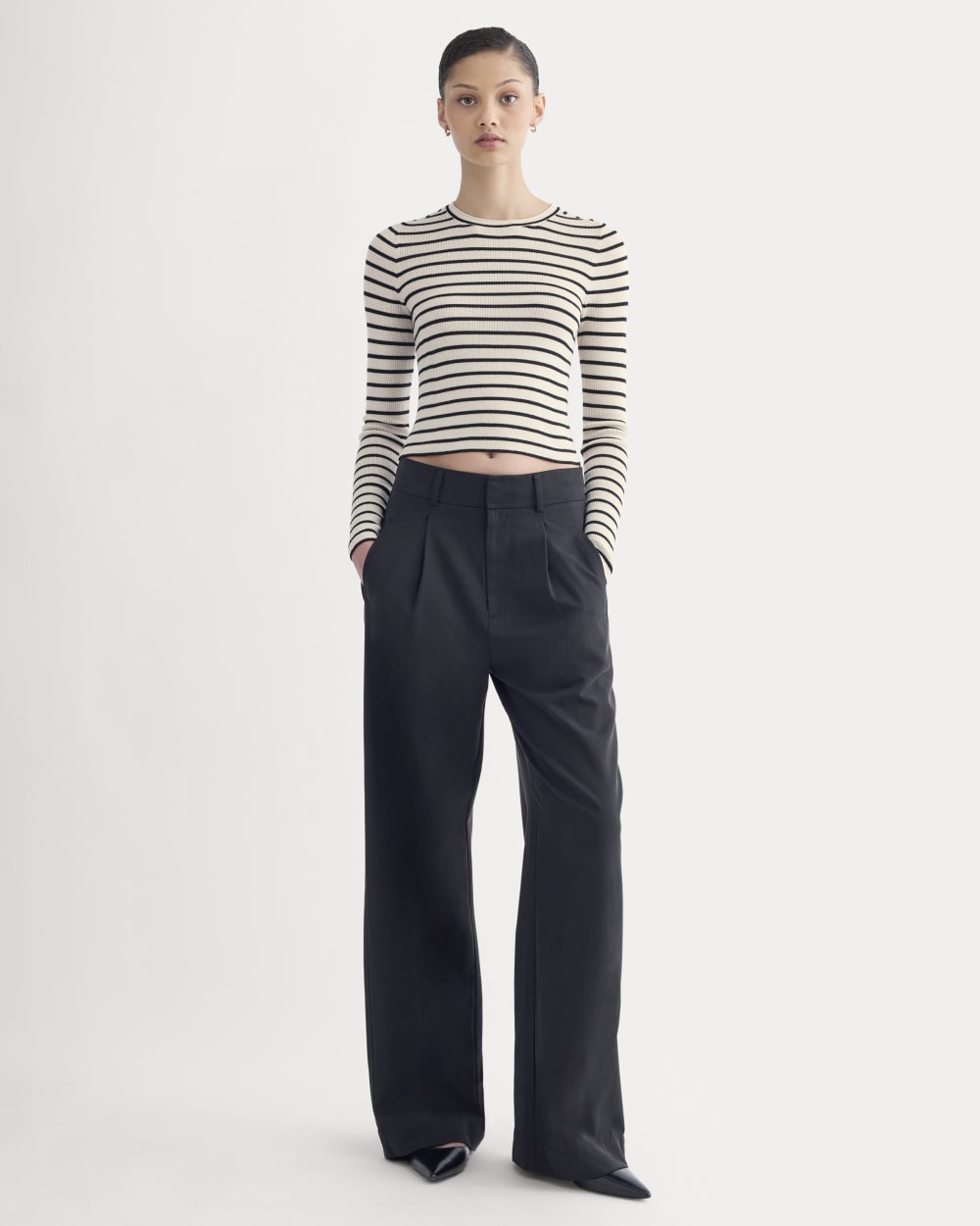 womens-cropped-crew-top-ultrafine-merino-parchement-black