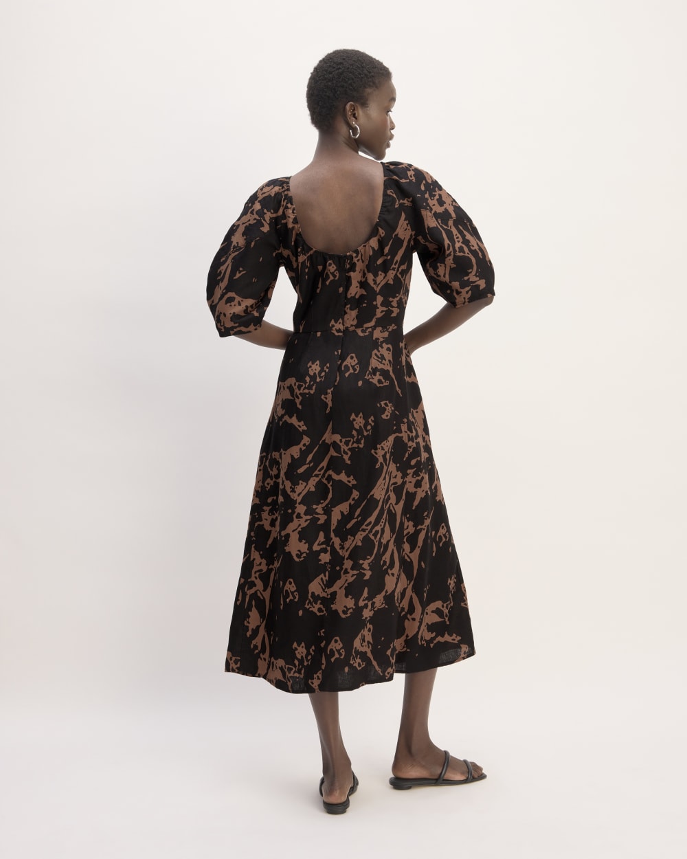 The Linen Short-Sleeve Scoop Midi Dress | Carob Brown Abstract Everlane The Linen Short-Sleeve Scoop Midi Dress | Carob Brown Abstract Everlane