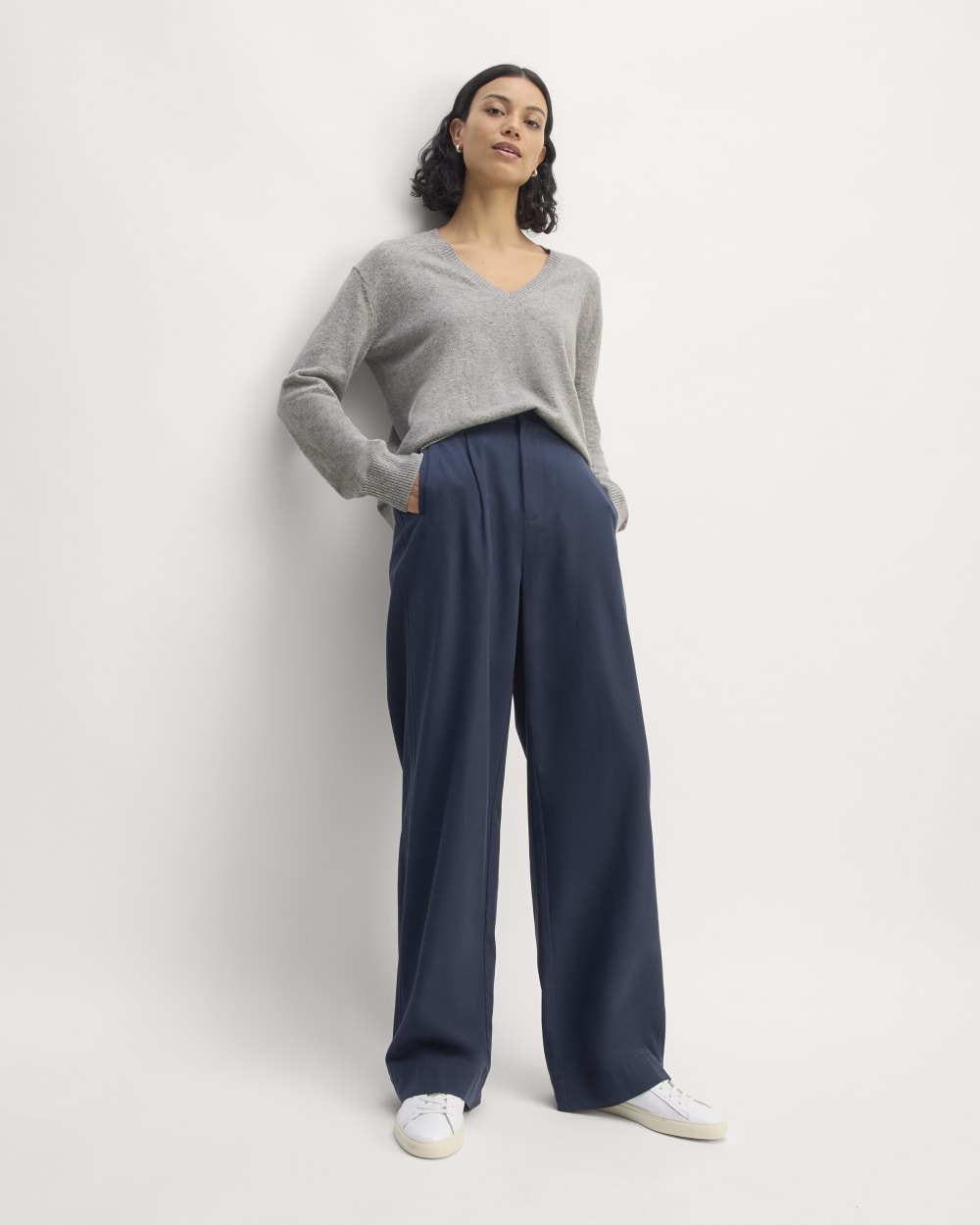 The Classic V in Cashmere | Light Heather Grey – Everlane