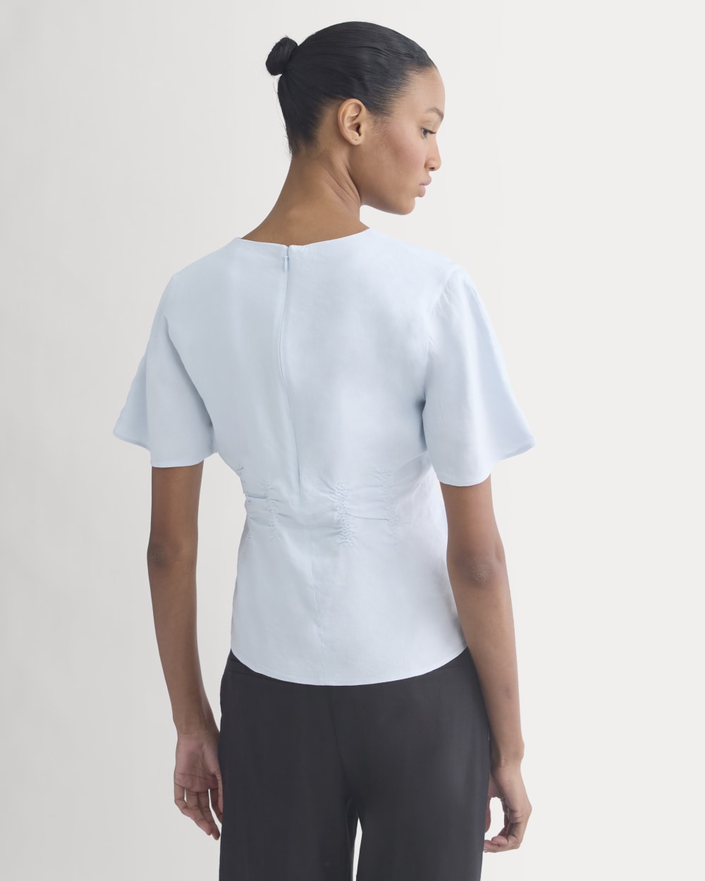 womens-cinched-top-in-stretch-linen-skywriting