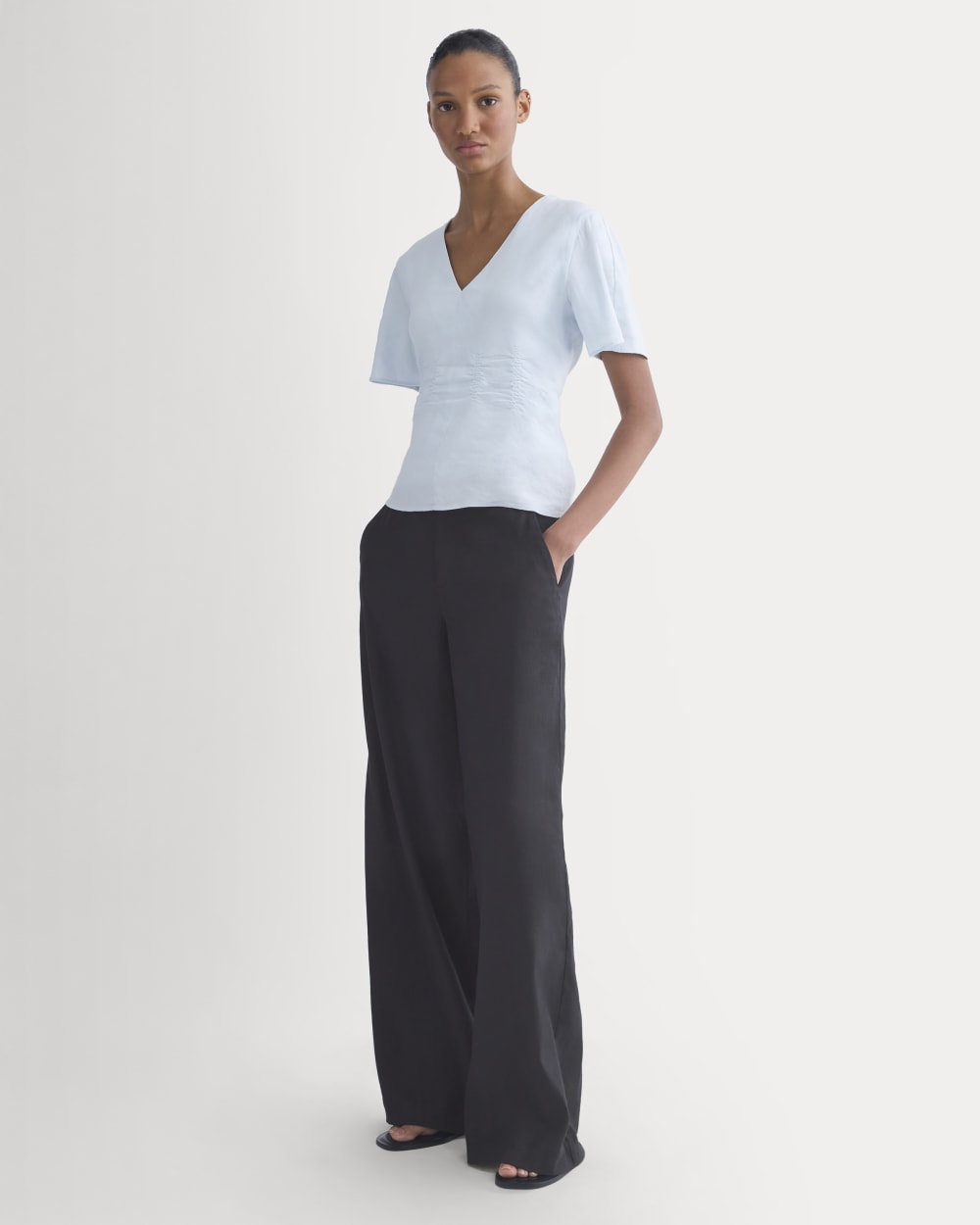 womens-cinched-top-in-stretch-linen-skywriting