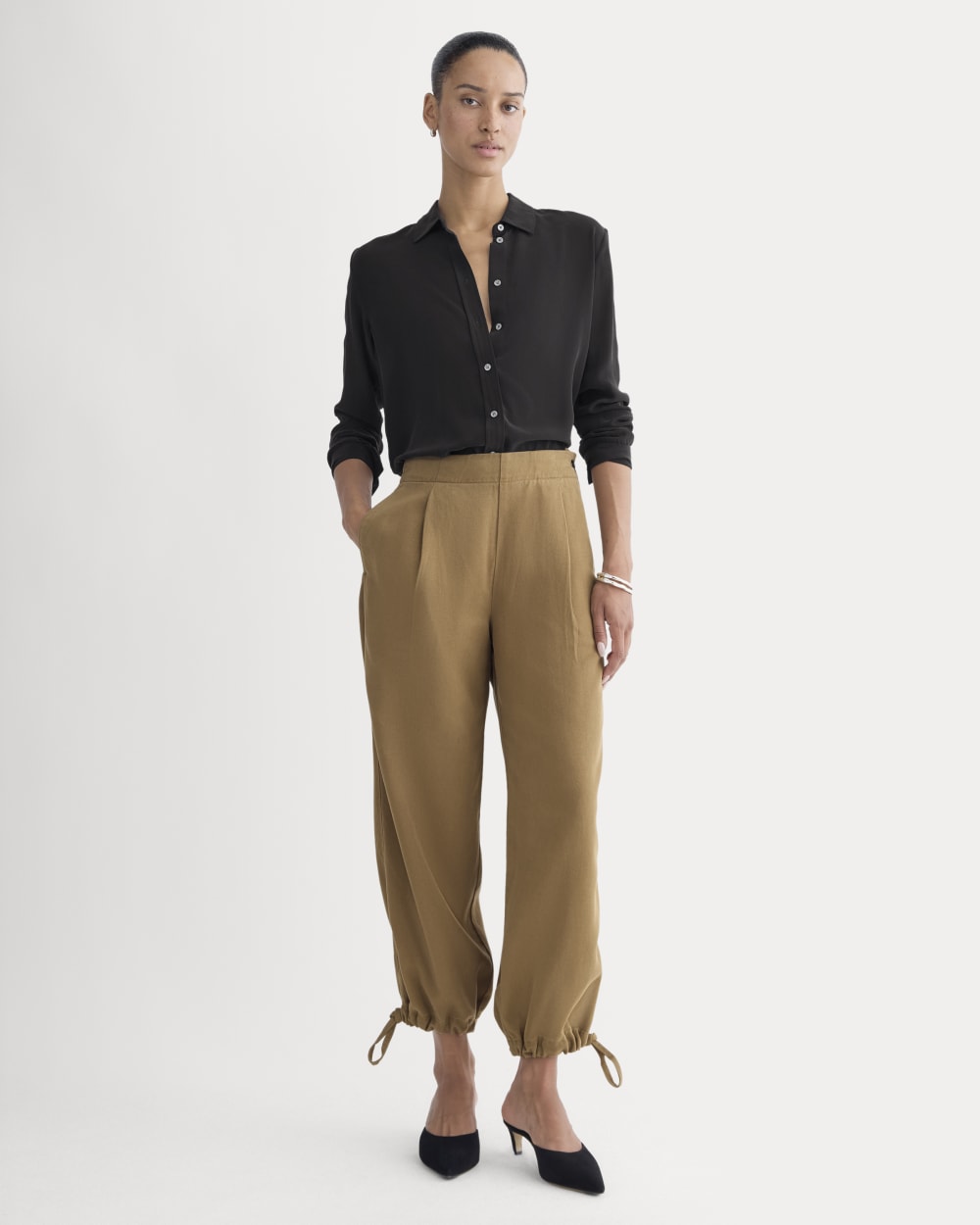 womens-chino-jogger-in-buttersoft-aged-brass | primary