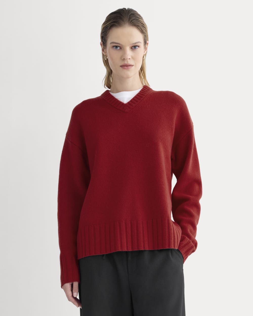 womens-v-neck-sweater-extrafine-merino-berry-red | primary