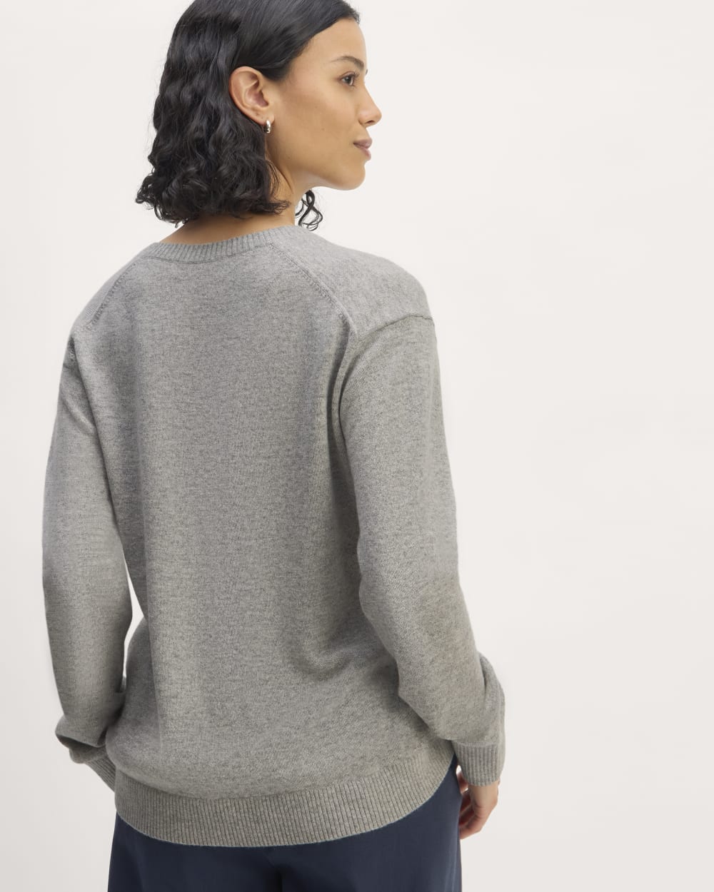 The Classic V in Cashmere | Light Heather Grey – Everlane